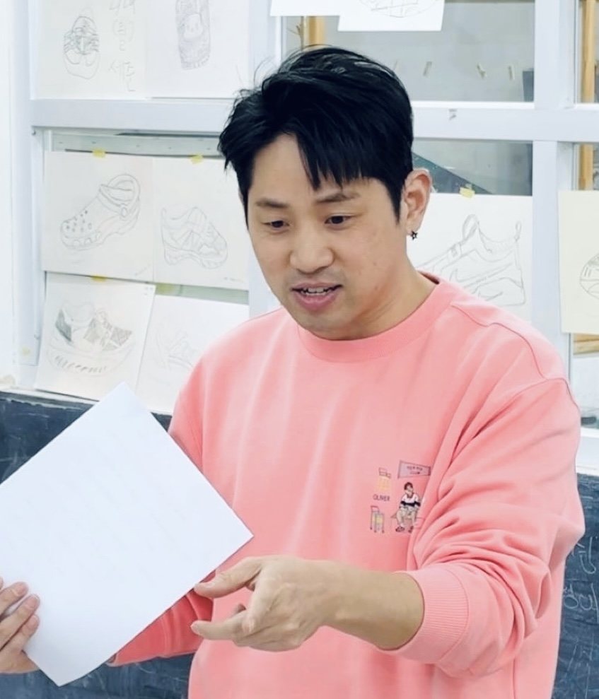 아이의 작품을 보며 설명하는 비비작 원장